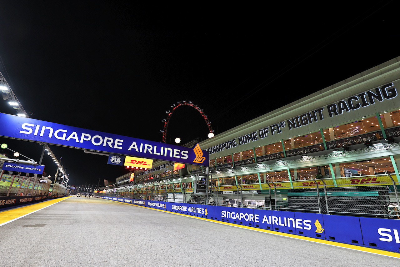 GP SINGAPORE, Circuit Atmosfera - partenza / finish straight.
29.09.2022. Formula 1 World Championship, Rd 17, Singapore Grand Prix, Marina Bay Street Circuit, Singapore, Preparation Day.
- www.xpbimages.com, EMail: requests@xpbimages.com © Copyright: Moy / XPB Images