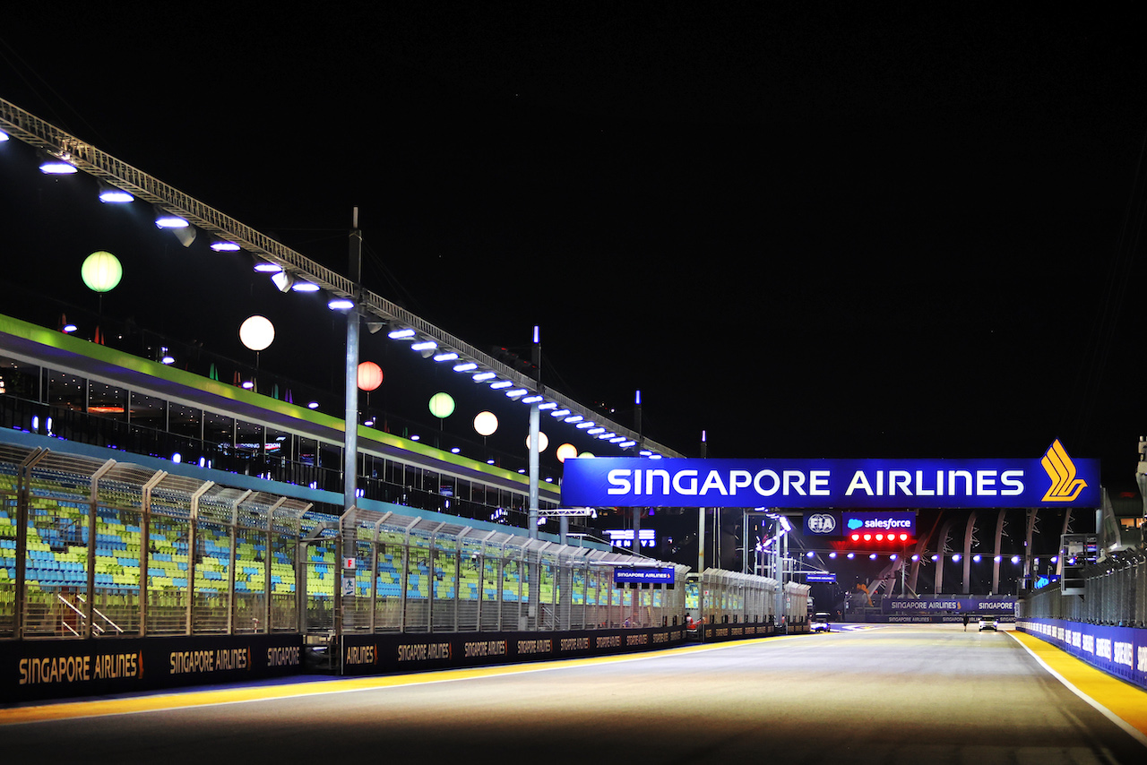 GP SINGAPORE, Circuit Atmosfera - partenza / finish straight.
29.09.2022. Formula 1 World Championship, Rd 17, Singapore Grand Prix, Marina Bay Street Circuit, Singapore, Preparation Day.
- www.xpbimages.com, EMail: requests@xpbimages.com © Copyright: Moy / XPB Images