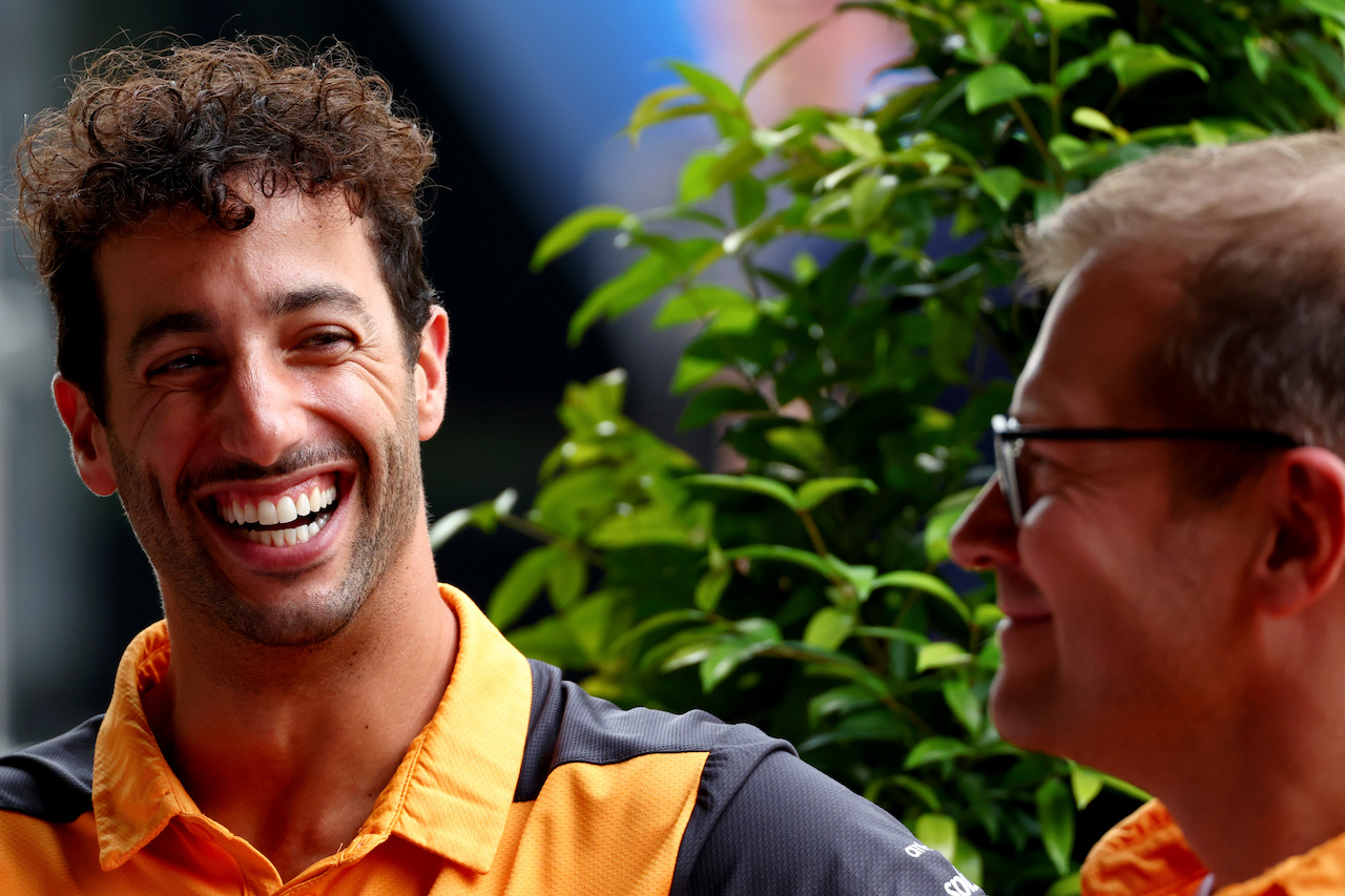 GP SINGAPORE, (L to R): Daniel Ricciardo (AUS) McLaren with Andreas Seidl, McLaren Managing Director.
29.09.2022. Formula 1 World Championship, Rd 17, Singapore Grand Prix, Marina Bay Street Circuit, Singapore, Preparation Day.
 - www.xpbimages.com, EMail: requests@xpbimages.com © Copyright: Coates / XPB Images