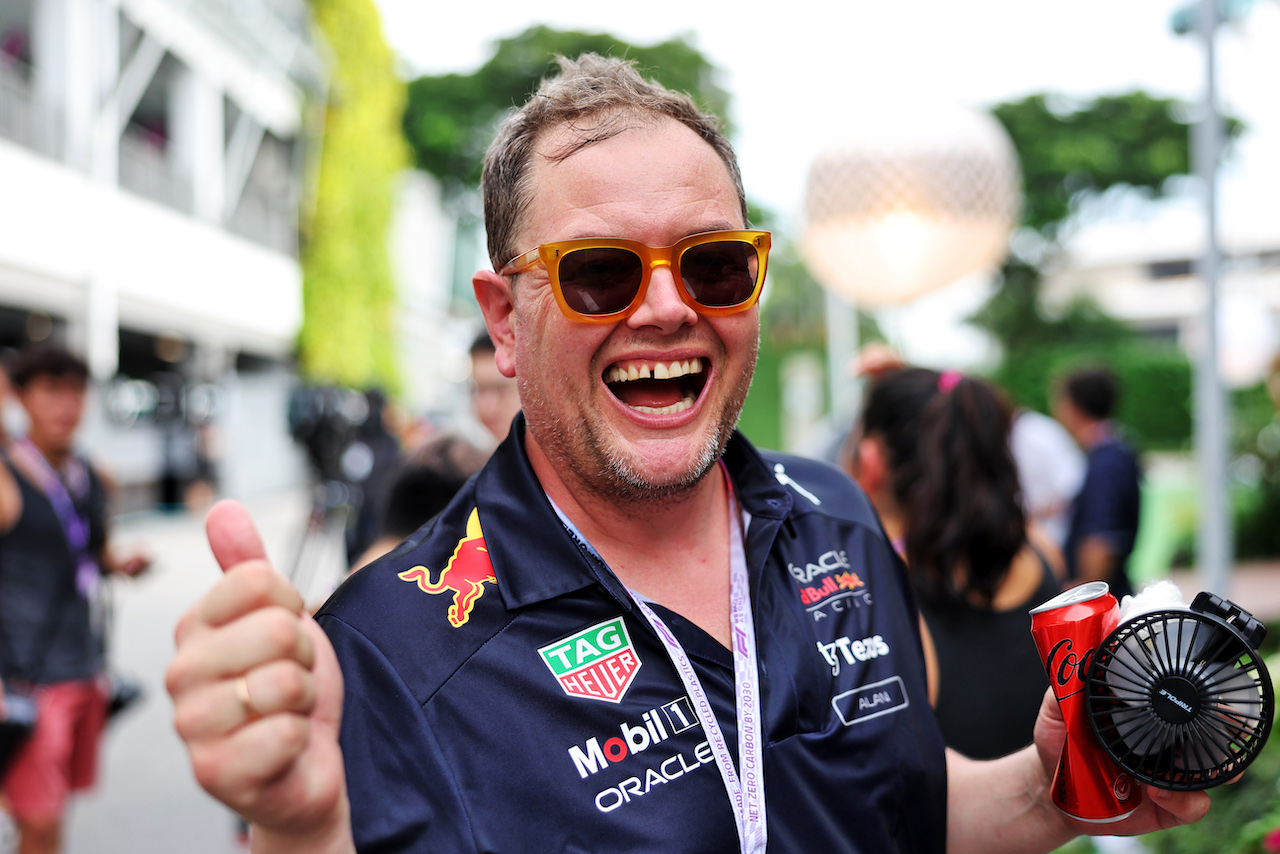 GP SINGAPORE, Alan Carr (GBR) Comedian.
29.09.2022. Formula 1 World Championship, Rd 17, Singapore Grand Prix, Marina Bay Street Circuit, Singapore, Preparation Day.
- www.xpbimages.com, EMail: requests@xpbimages.com © Copyright: Bearne / XPB Images