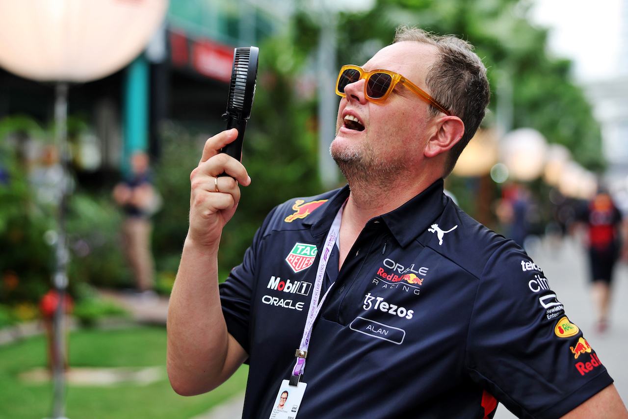 GP SINGAPORE, Alan Carr (GBR) Comedian.
29.09.2022. Formula 1 World Championship, Rd 17, Singapore Grand Prix, Marina Bay Street Circuit, Singapore, Preparation Day.
- www.xpbimages.com, EMail: requests@xpbimages.com © Copyright: Bearne / XPB Images