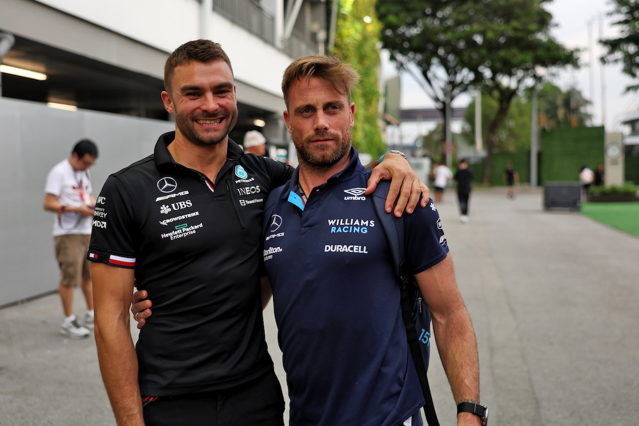 GP SINGAPORE, (L to R): Aleix Casanovas, Mercedes AMG F1 Trainer with Daniel Paget, Williams Racing Performance Coach.
29.09.2022. Formula 1 World Championship, Rd 17, Singapore Grand Prix, Marina Bay Street Circuit, Singapore, Preparation Day.
- www.xpbimages.com, EMail: requests@xpbimages.com © Copyright: Bearne / XPB Images