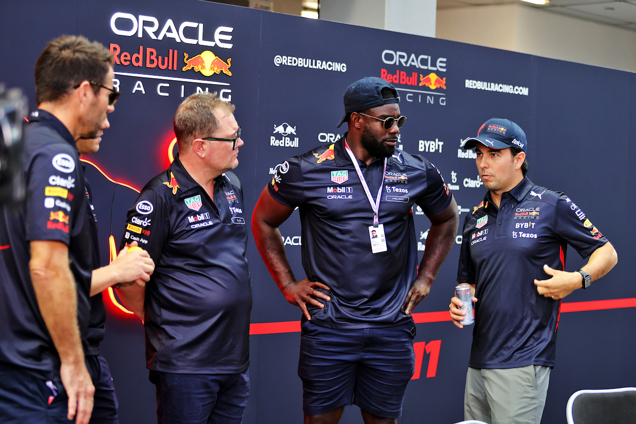 GP SINGAPORE, (L to R): Jamie Redknapp (GBR) Former Professional Football Player; Alan Carr (GBR) Comedian; Micah Richards (GBR) Former Professional Football Player; e Sergio Perez (MEX) Red Bull Racing.
29.09.2022. Formula 1 World Championship, Rd 17, Singapore Grand Prix, Marina Bay Street Circuit, Singapore, Preparation Day.
- www.xpbimages.com, EMail: requests@xpbimages.com © Copyright: Moy / XPB Images