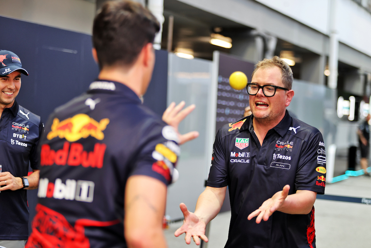 GP SINGAPORE, Alan Carr (GBR) Comedian.
29.09.2022. Formula 1 World Championship, Rd 17, Singapore Grand Prix, Marina Bay Street Circuit, Singapore, Preparation Day.
- www.xpbimages.com, EMail: requests@xpbimages.com © Copyright: Moy / XPB Images