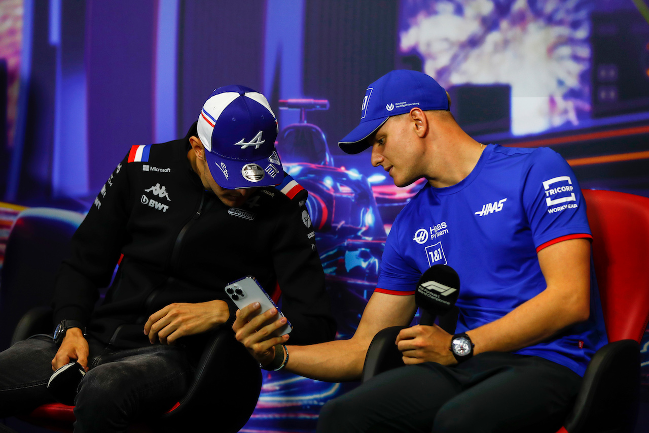 GP SINGAPORE, (L to R): Esteban Ocon (FRA) Alpine F1 Team e Mick Schumacher (GER) Haas F1 Team in the FIA Press Conference.
29.09.2022. Formula 1 World Championship, Rd 17, Singapore Grand Prix, Marina Bay Street Circuit, Singapore, Preparation Day.
- www.xpbimages.com, EMail: requests@xpbimages.com © Copyright: XPB Images