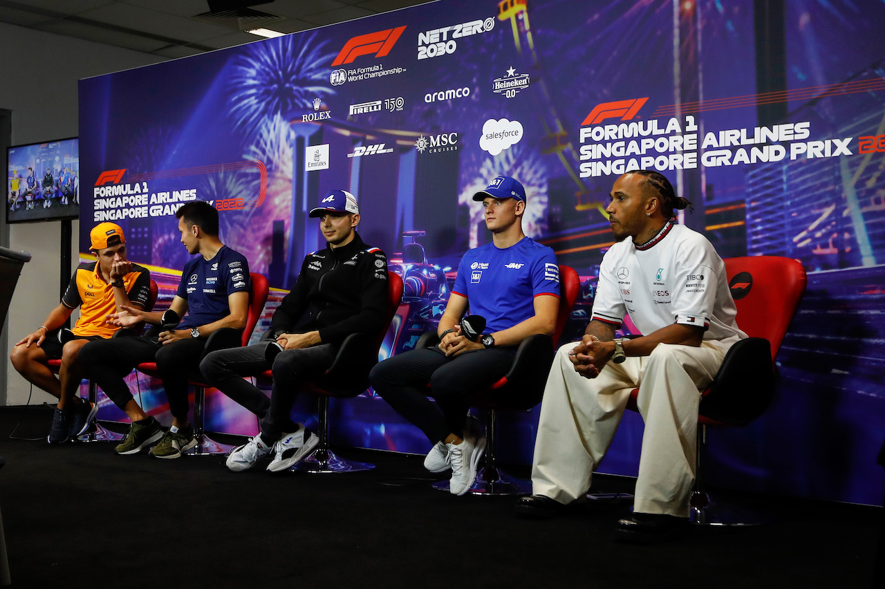 GP SINGAPORE, (L to R): Lando Norris (GBR) McLaren; Alexander Albon (THA) Williams Racing; Esteban Ocon (FRA) Alpine F1 Team; Mick Schumacher (GER) Haas F1 Team; e Lewis Hamilton (GBR) Mercedes AMG F1, in the FIA Press Conference.
29.09.2022. Formula 1 World Championship, Rd 17, Singapore Grand Prix, Marina Bay Street Circuit, Singapore, Preparation Day.
- www.xpbimages.com, EMail: requests@xpbimages.com © Copyright: XPB Images