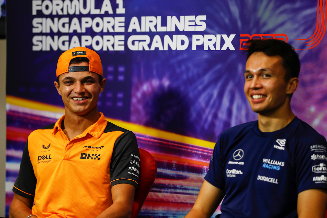 GP SINGAPORE, (L to R): Lando Norris (GBR) McLaren e Alexander Albon (THA) Williams Racing in the FIA Press Conference.
29.09.2022. Formula 1 World Championship, Rd 17, Singapore Grand Prix, Marina Bay Street Circuit, Singapore, Preparation Day.
- www.xpbimages.com, EMail: requests@xpbimages.com © Copyright: XPB Images