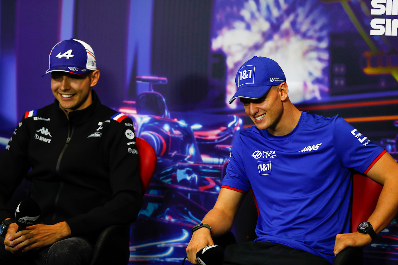 GP SINGAPORE, (L to R): Esteban Ocon (FRA) Alpine F1 Team e Mick Schumacher (GER) Haas F1 Team in the FIA Press Conference.
29.09.2022. Formula 1 World Championship, Rd 17, Singapore Grand Prix, Marina Bay Street Circuit, Singapore, Preparation Day.
- www.xpbimages.com, EMail: requests@xpbimages.com © Copyright: XPB Images