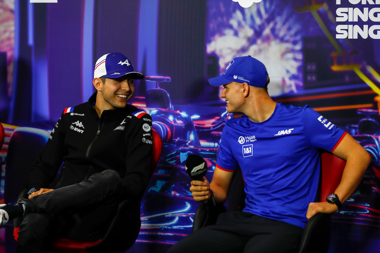 GP SINGAPORE, (L to R): Esteban Ocon (FRA) Alpine F1 Team e Mick Schumacher (GER) Haas F1 Team in the FIA Press Conference.
29.09.2022. Formula 1 World Championship, Rd 17, Singapore Grand Prix, Marina Bay Street Circuit, Singapore, Preparation Day.
- www.xpbimages.com, EMail: requests@xpbimages.com © Copyright: XPB Images