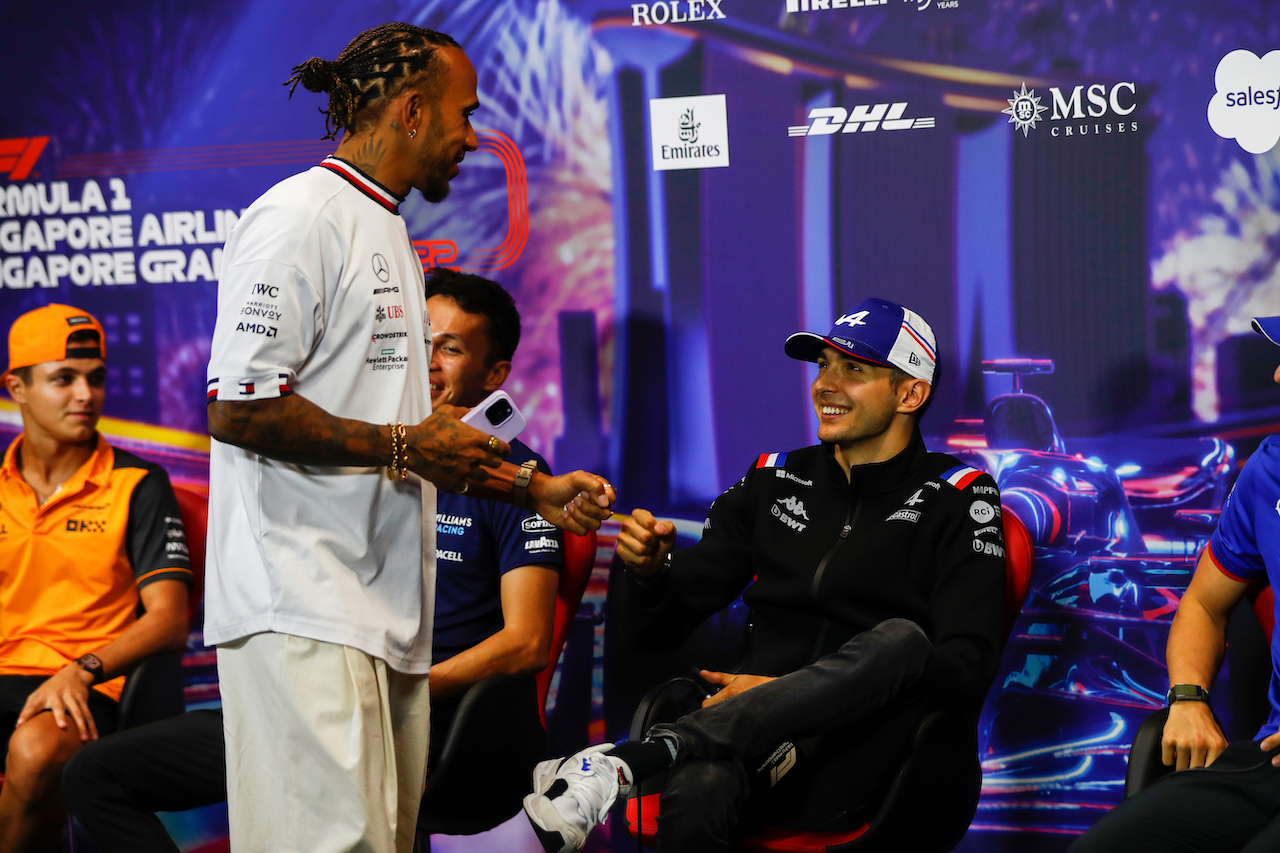 GP SINGAPORE, (L to R): Lewis Hamilton (GBR) Mercedes AMG F1 e Esteban Ocon (FRA) Alpine F1 Team in the FIA Press Conference.
29.09.2022. Formula 1 World Championship, Rd 17, Singapore Grand Prix, Marina Bay Street Circuit, Singapore, Preparation Day.
- www.xpbimages.com, EMail: requests@xpbimages.com © Copyright: XPB Images