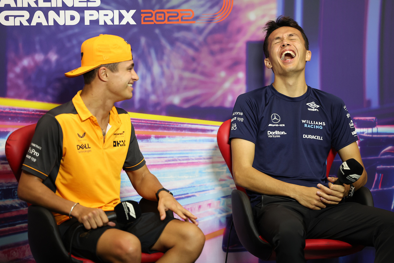 GP SINGAPORE, (L to R): Lando Norris (GBR) McLaren e Alexander Albon (THA) Williams Racing in the FIA Press Conference.
29.09.2022. Formula 1 World Championship, Rd 17, Singapore Grand Prix, Marina Bay Street Circuit, Singapore, Preparation Day.
- www.xpbimages.com, EMail: requests@xpbimages.com © Copyright: XPB Images