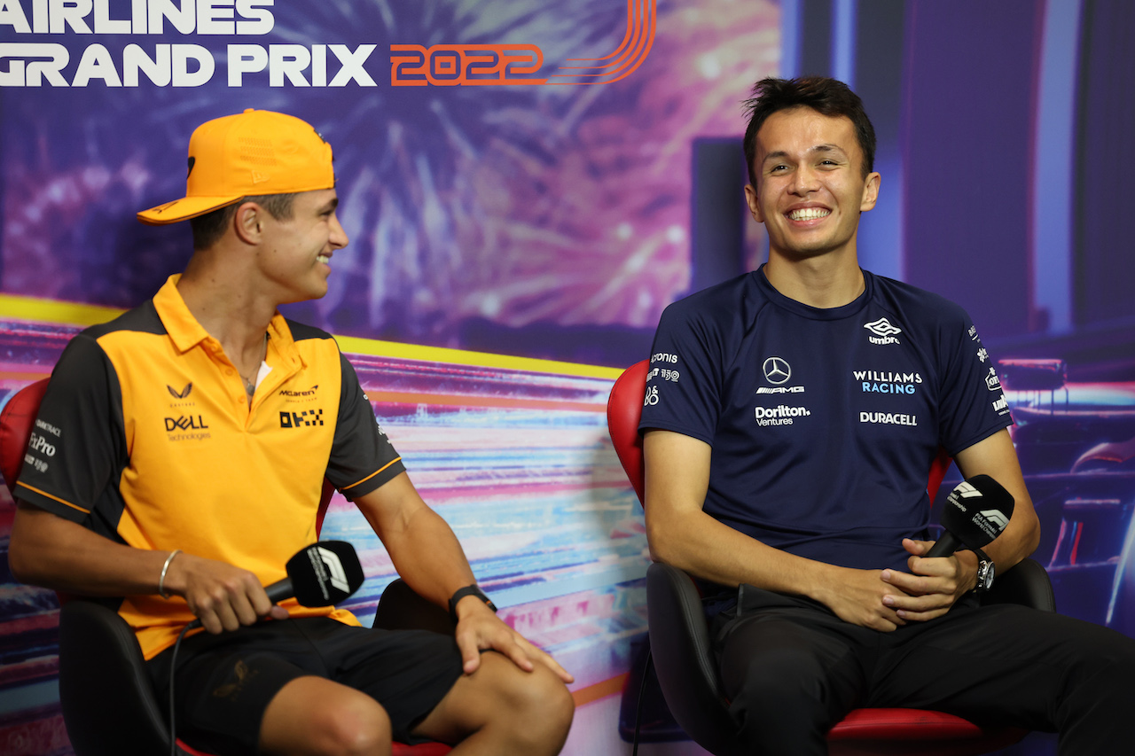 GP SINGAPORE, (L to R): Lando Norris (GBR) McLaren e Alexander Albon (THA) Williams Racing in the FIA Press Conference.
29.09.2022. Formula 1 World Championship, Rd 17, Singapore Grand Prix, Marina Bay Street Circuit, Singapore, Preparation Day.
- www.xpbimages.com, EMail: requests@xpbimages.com © Copyright: XPB Images