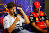 GP SINGAPORE, (L to R): Pierre Gasly (FRA) AlphaTauri e Carlos Sainz Jr (ESP) Ferrari in the FIA Press Conference.
29.09.2022. Formula 1 World Championship, Rd 17, Singapore Grand Prix, Marina Bay Street Circuit, Singapore, Preparation Day.
- www.xpbimages.com, EMail: requests@xpbimages.com © Copyright: XPB Images
