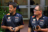 GP SINGAPORE, (L to R): Jamie Redknapp (GBR) Former Professional Football Player e Alan Carr (GBR) Comedian.
29.09.2022. Formula 1 World Championship, Rd 17, Singapore Grand Prix, Marina Bay Street Circuit, Singapore, Preparation Day.
 - www.xpbimages.com, EMail: requests@xpbimages.com © Copyright: Coates / XPB Images
