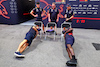 GP SINGAPORE, Jamie Redknapp (GBR) Former Professional Football Player e Micah Richards (GBR) Former Professional Football Player with (L to R): Jo Canales, Red Bull Racing Personal Trainer; Alan Carr (GBR) Comedian; e Sergio Perez (MEX) Red Bull Racing.
29.09.2022. Formula 1 World Championship, Rd 17, Singapore Grand Prix, Marina Bay Street Circuit, Singapore, Preparation Day.
 - www.xpbimages.com, EMail: requests@xpbimages.com © Copyright: Coates / XPB Images