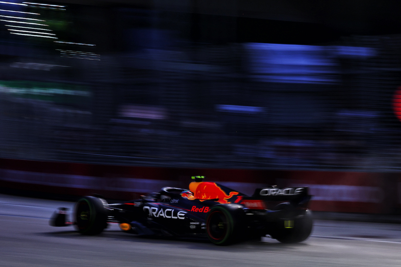 GP SINGAPORE, Sergio Perez (MEX) Red Bull Racing RB18.
01.10.2022. Formula 1 World Championship, Rd 17, Singapore Grand Prix, Marina Bay Street Circuit, Singapore, Qualifiche Day.
 - www.xpbimages.com, EMail: requests@xpbimages.com © Copyright: Coates / XPB Images