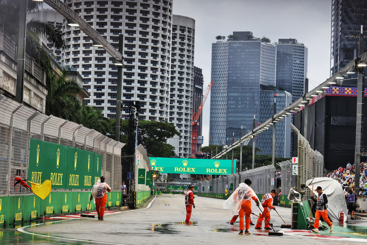 GP SINGAPORE, Circuit Atmosfera - marshals sweep the circuit.
01.10.2022. Formula 1 World Championship, Rd 17, Singapore Grand Prix, Marina Bay Street Circuit, Singapore, Qualifiche Day.
- www.xpbimages.com, EMail: requests@xpbimages.com © Copyright: Bearne / XPB Images