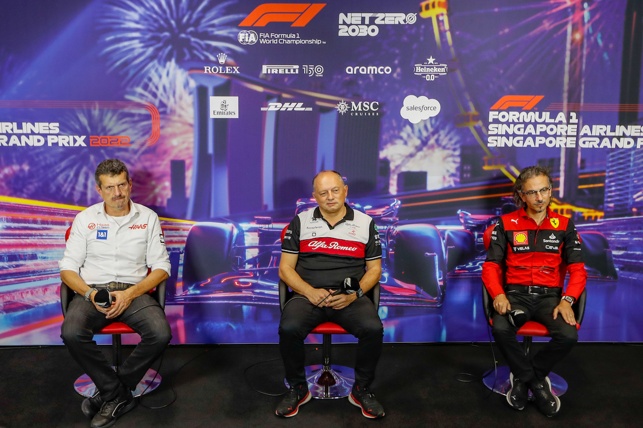 GP SINGAPORE, (L to R): Guenther Steiner (ITA) Haas F1 Team Prinicipal; Frederic Vasseur (FRA) Alfa Romeo F1 Team Team Principal; e Laurent Mekies (FRA) Ferrari Sporting Director, in the FIA Press Conference.
01.10.2022. Formula 1 World Championship, Rd 17, Singapore Grand Prix, Marina Bay Street Circuit, Singapore, Qualifiche Day.
- www.xpbimages.com, EMail: requests@xpbimages.com © Copyright: XPB Images