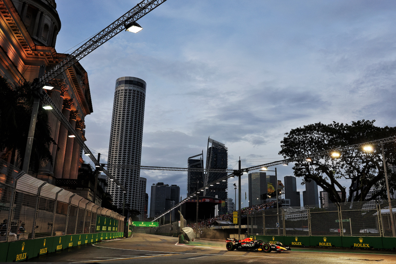 GP SINGAPORE, Sergio Perez (MEX) Red Bull Racing RB18.
01.10.2022. Formula 1 World Championship, Rd 17, Singapore Grand Prix, Marina Bay Street Circuit, Singapore, Qualifiche Day.
- www.xpbimages.com, EMail: requests@xpbimages.com © Copyright: Bearne / XPB Images