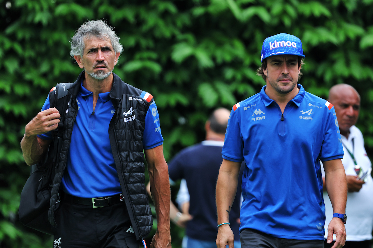GP SINGAPORE, Fernando Alonso (ESP) Alpine F1 Team with Edoardo Bendinelli (ITA) Alpine F1 Team Personal Trainer.
01.10.2022. Formula 1 World Championship, Rd 17, Singapore Grand Prix, Marina Bay Street Circuit, Singapore, Qualifiche Day.
- www.xpbimages.com, EMail: requests@xpbimages.com © Copyright: Bearne / XPB Images
