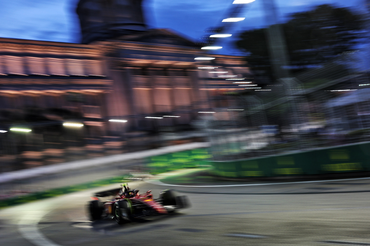 GP SINGAPORE, Carlos Sainz Jr (ESP) Ferrari F1-75.
01.10.2022. Formula 1 World Championship, Rd 17, Singapore Grand Prix, Marina Bay Street Circuit, Singapore, Qualifiche Day.
- www.xpbimages.com, EMail: requests@xpbimages.com © Copyright: Bearne / XPB Images