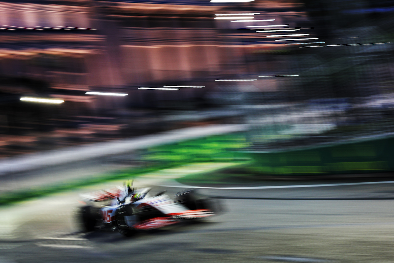 GP SINGAPORE, Mick Schumacher (GER) Haas VF-22.
01.10.2022. Formula 1 World Championship, Rd 17, Singapore Grand Prix, Marina Bay Street Circuit, Singapore, Qualifiche Day.
- www.xpbimages.com, EMail: requests@xpbimages.com © Copyright: Bearne / XPB Images