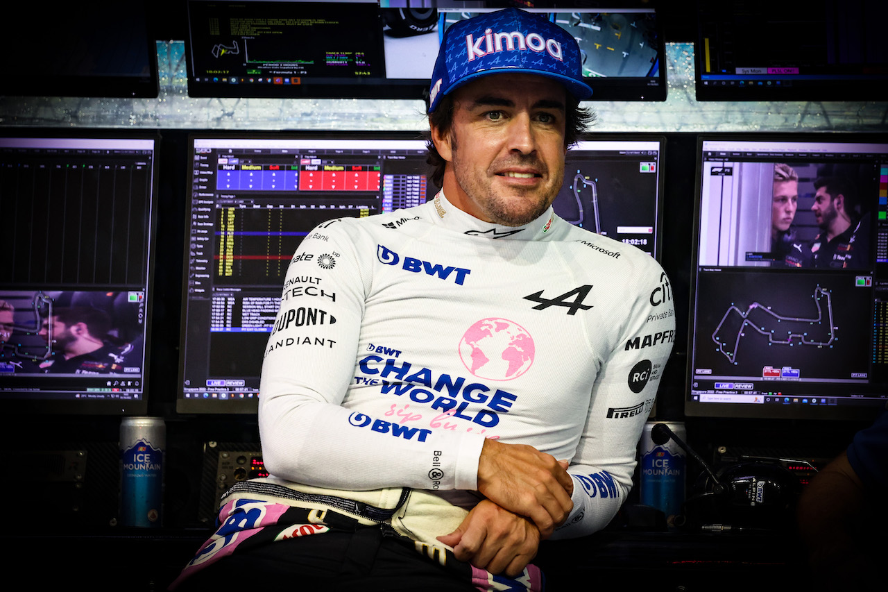GP SINGAPORE, Fernando Alonso (ESP), Alpine F1 Team 
01.10.2022. Formula 1 World Championship, Rd 17, Singapore Grand Prix, Marina Bay Street Circuit, Singapore, Qualifiche Day.
- www.xpbimages.com, EMail: requests@xpbimages.com ¬© Copyright: Charniaux / XPB Images