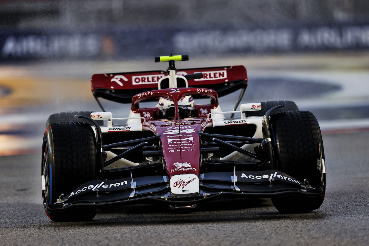 GP SINGAPORE, Guanyu Zhou (CHN) Alfa Romeo F1 Team C42.
01.10.2022. Formula 1 World Championship, Rd 17, Singapore Grand Prix, Marina Bay Street Circuit, Singapore, Qualifiche Day.
- www.xpbimages.com, EMail: requests@xpbimages.com © Copyright: Moy / XPB Images