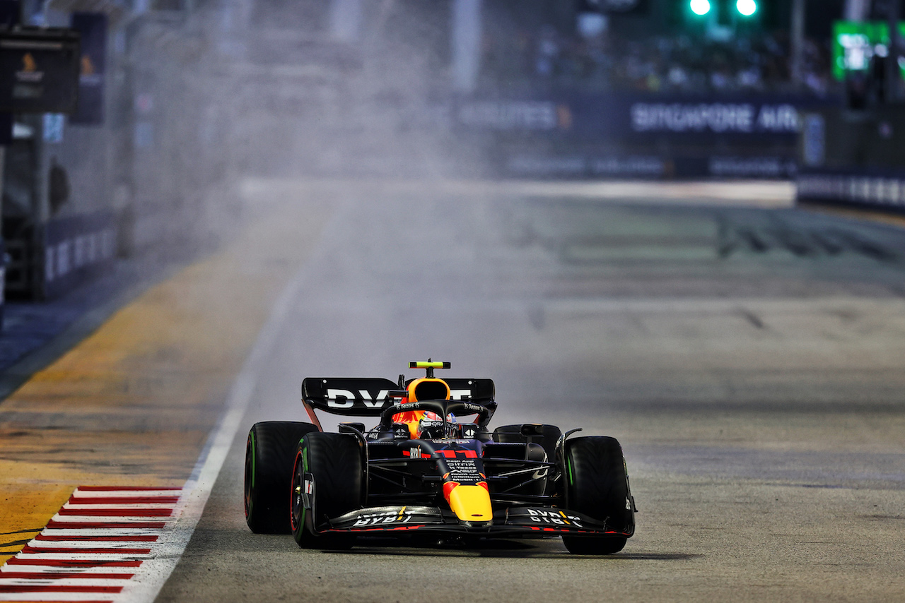 GP SINGAPORE, Sergio Perez (MEX) Red Bull Racing RB18.
01.10.2022. Formula 1 World Championship, Rd 17, Singapore Grand Prix, Marina Bay Street Circuit, Singapore, Qualifiche Day.
- www.xpbimages.com, EMail: requests@xpbimages.com © Copyright: Moy / XPB Images