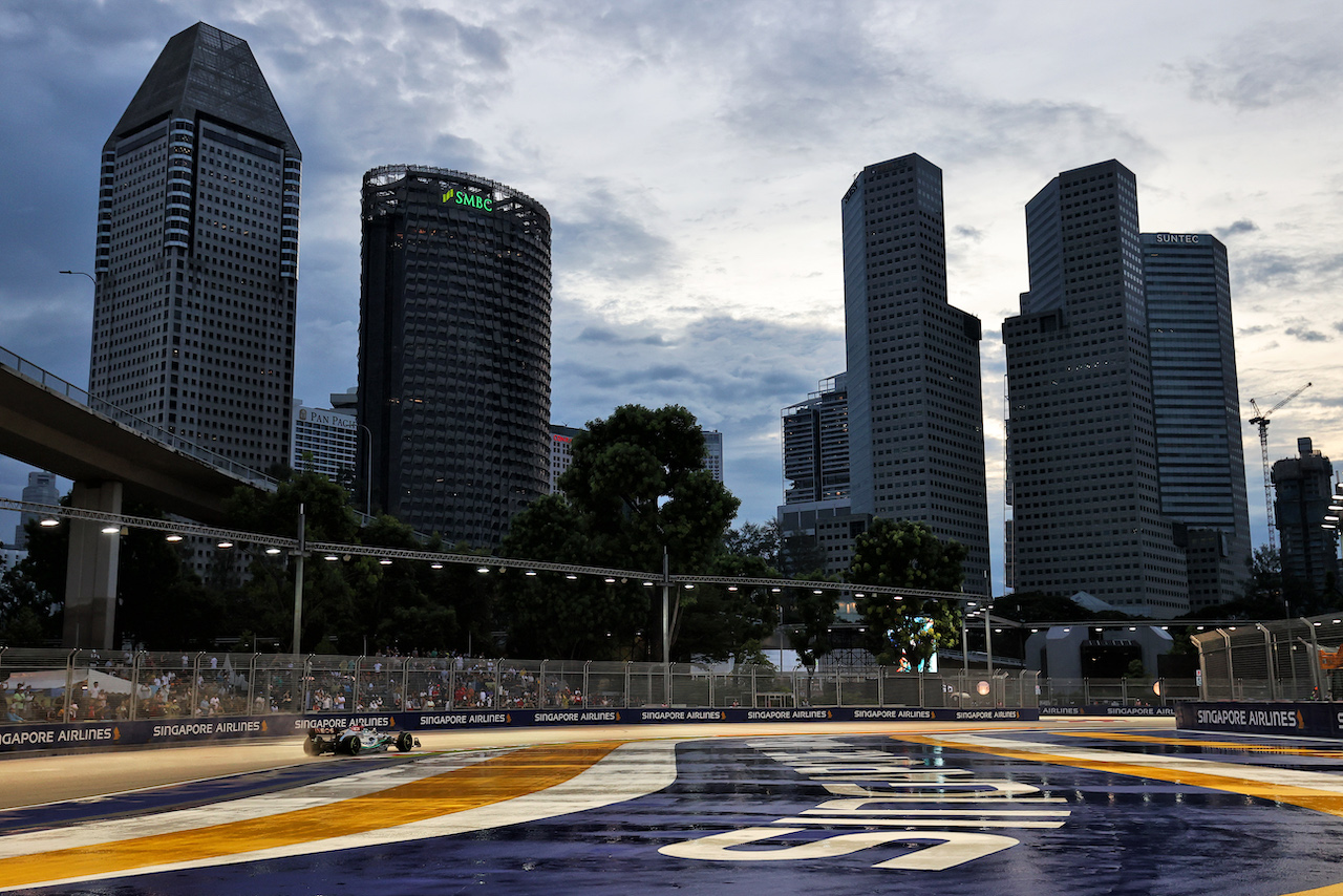 GP SINGAPORE, George Russell (GBR) Mercedes AMG F1 W13.
01.10.2022. Formula 1 World Championship, Rd 17, Singapore Grand Prix, Marina Bay Street Circuit, Singapore, Qualifiche Day.
- www.xpbimages.com, EMail: requests@xpbimages.com © Copyright: Moy / XPB Images
