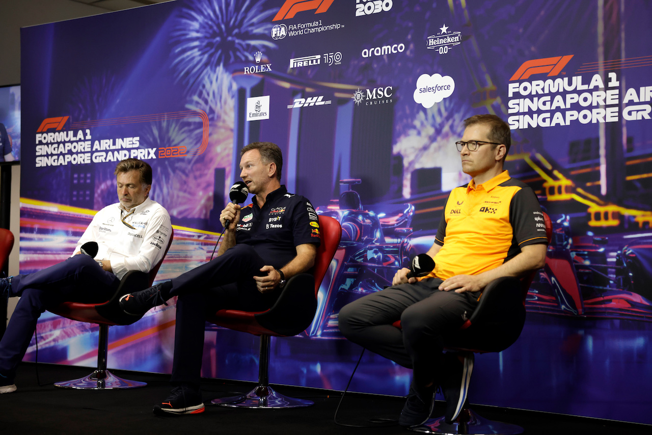 GP SINGAPORE, (L to R): Jost Capito (GER) Williams Racing Chief Executive Officer; Christian Horner (GBR) Red Bull Racing Team Principal; e Andreas Seidl, McLaren Managing Director, in the FIA Press Conference.
01.10.2022. Formula 1 World Championship, Rd 17, Singapore Grand Prix, Marina Bay Street Circuit, Singapore, Qualifiche Day.
- www.xpbimages.com, EMail: requests@xpbimages.com © Copyright: XPB Images