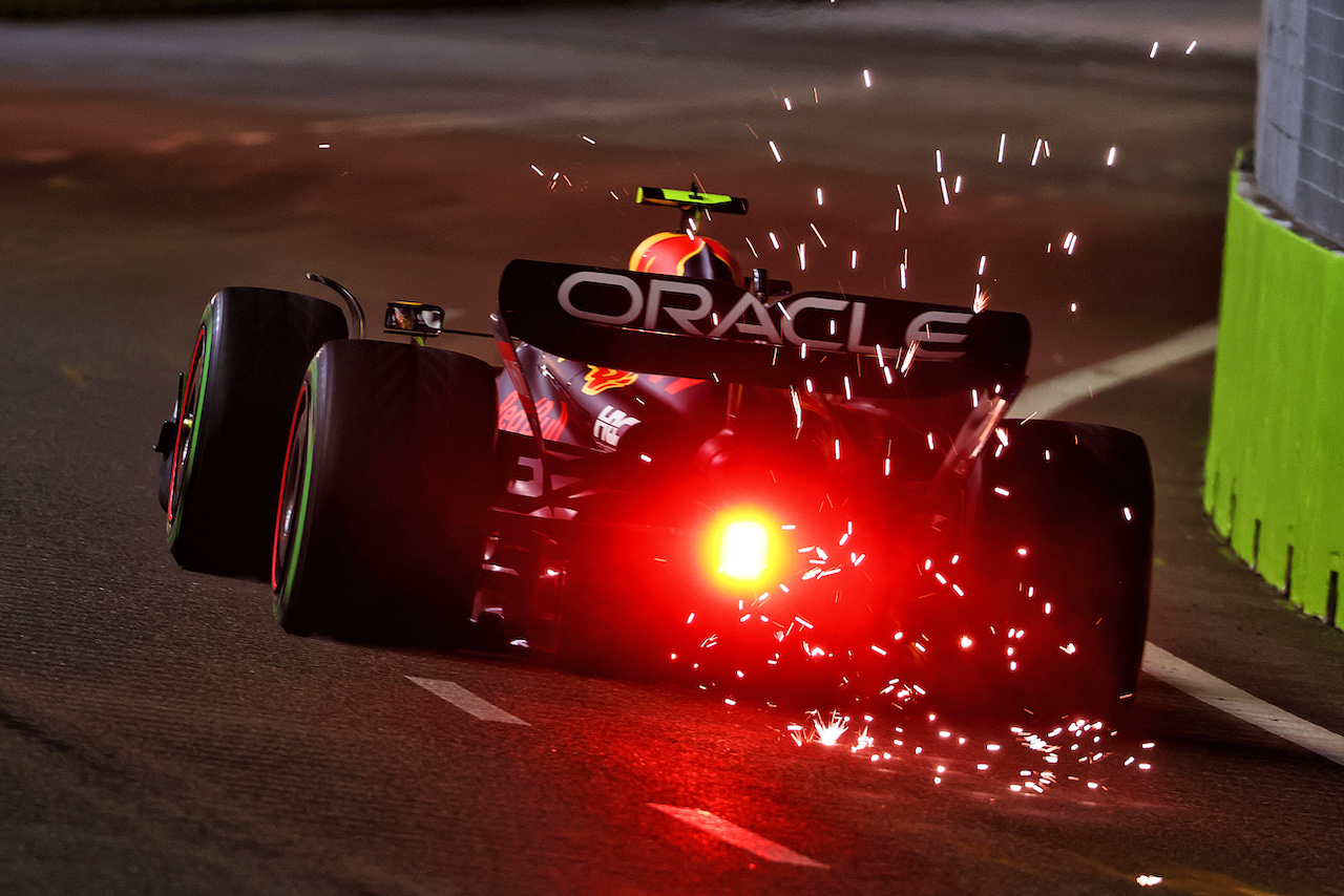 GP SINGAPORE, Sergio Perez (MEX) Red Bull Racing RB18 sends sparks flying.
01.10.2022. Formula 1 World Championship, Rd 17, Singapore Grand Prix, Marina Bay Street Circuit, Singapore, Qualifiche Day.
 - www.xpbimages.com, EMail: requests@xpbimages.com © Copyright: Coates / XPB Images