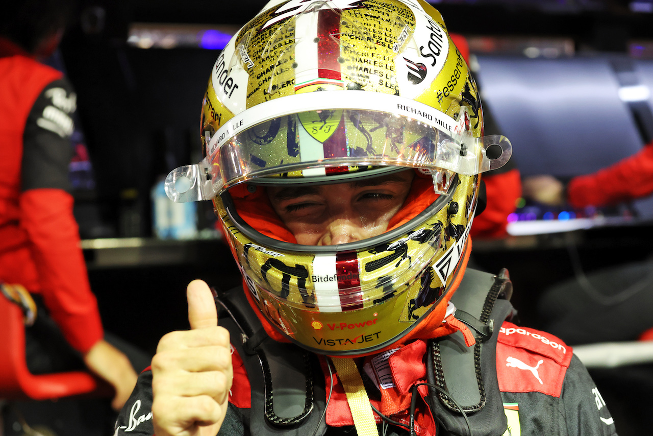 GP SINGAPORE, Charles Leclerc (MON) Ferrari celebrates his pole position.
01.10.2022. Formula 1 World Championship, Rd 17, Singapore Grand Prix, Marina Bay Street Circuit, Singapore, Qualifiche Day.
- www.xpbimages.com, EMail: requests@xpbimages.com © Copyright: Bearne / XPB Images