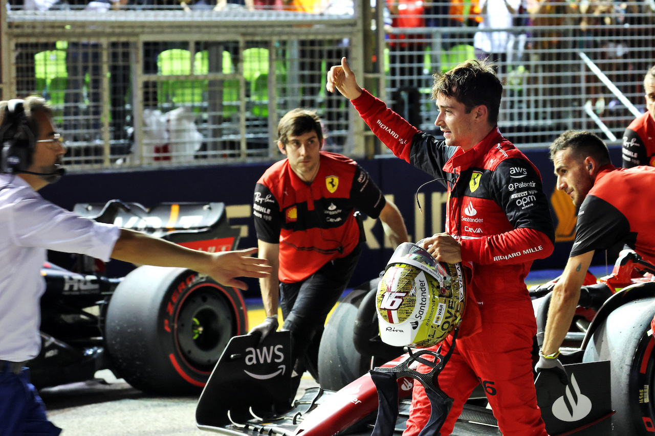 GP SINGAPORE, Charles Leclerc (MON) Ferrari celebrates his pole position in qualifying parc ferme.
01.10.2022. Formula 1 World Championship, Rd 17, Singapore Grand Prix, Marina Bay Street Circuit, Singapore, Qualifiche Day.
- www.xpbimages.com, EMail: requests@xpbimages.com © Copyright: Bearne / XPB Images