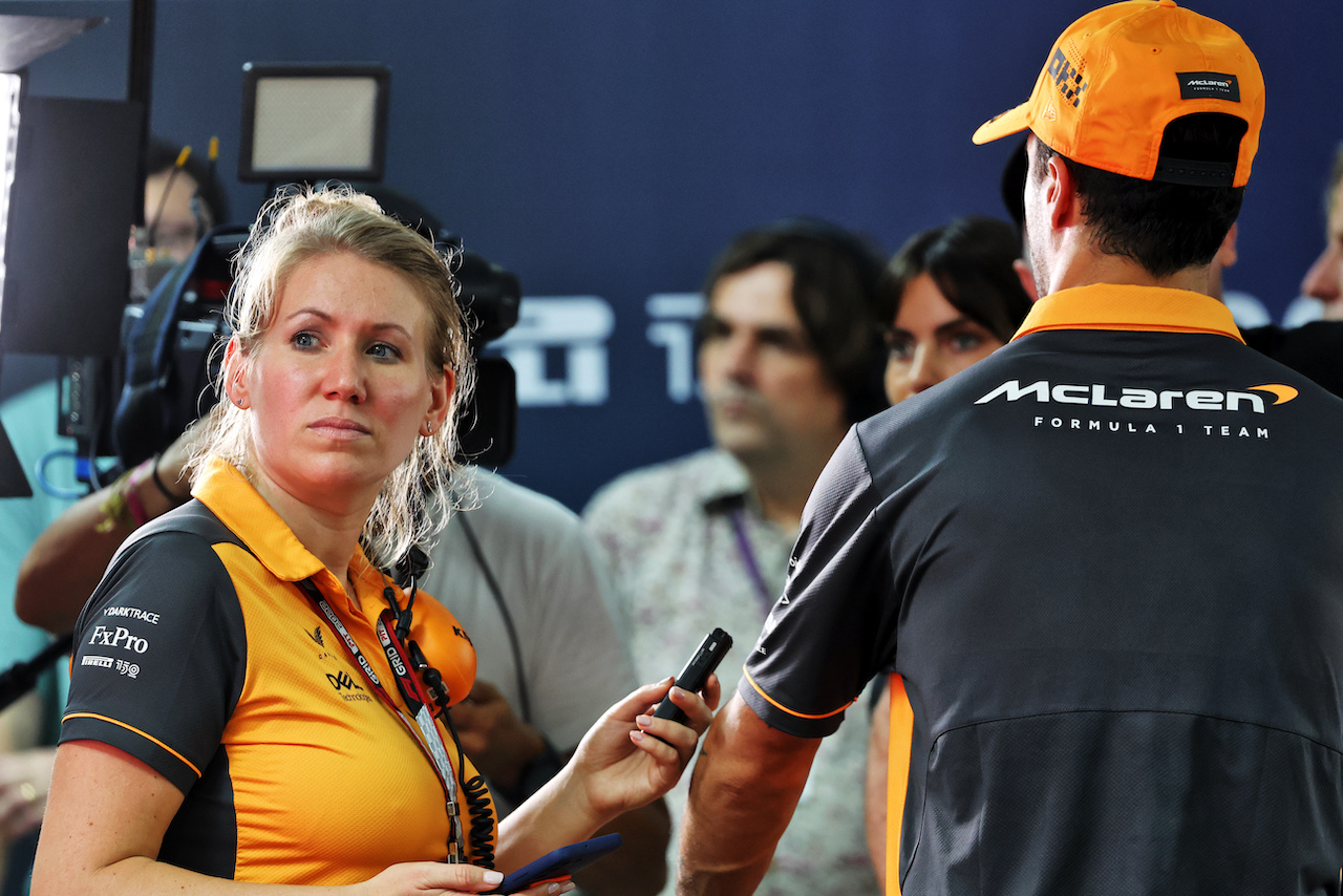 GP SINGAPORE, Sophie Ogg (GBR) McLaren Communications Director with Daniel Ricciardo (AUS) McLaren.
01.10.2022. Formula 1 World Championship, Rd 17, Singapore Grand Prix, Marina Bay Street Circuit, Singapore, Qualifiche Day.
- www.xpbimages.com, EMail: requests@xpbimages.com © Copyright: Bearne / XPB Images