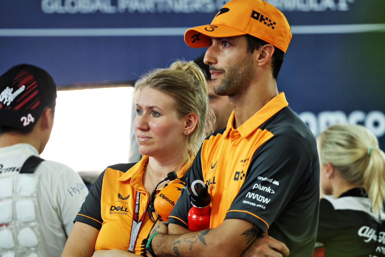 GP SINGAPORE, (L to R): Sophie Ogg (GBR) McLaren Communications Director e Daniel Ricciardo (AUS) McLaren.
01.10.2022. Formula 1 World Championship, Rd 17, Singapore Grand Prix, Marina Bay Street Circuit, Singapore, Qualifiche Day.
- www.xpbimages.com, EMail: requests@xpbimages.com © Copyright: Bearne / XPB Images