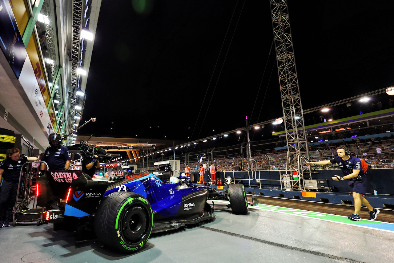GP SINGAPORE, Alexander Albon (THA) Williams Racing FW44 leaves the pits.
01.10.2022. Formula 1 World Championship, Rd 17, Singapore Grand Prix, Marina Bay Street Circuit, Singapore, Qualifiche Day.
- www.xpbimages.com, EMail: requests@xpbimages.com © Copyright: Bearne / XPB Images