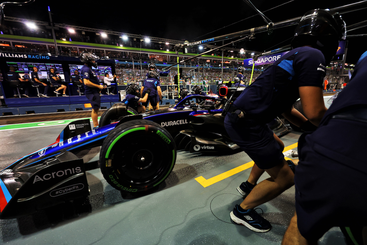 GP SINGAPORE, Nicholas Latifi (CDN) Williams Racing FW44 makes a pit stop.
01.10.2022. Formula 1 World Championship, Rd 17, Singapore Grand Prix, Marina Bay Street Circuit, Singapore, Qualifiche Day.
- www.xpbimages.com, EMail: requests@xpbimages.com © Copyright: Bearne / XPB Images