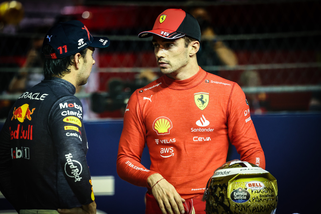 GP SINGAPORE, Sergio Perez (MEX), Red Bull Racing e Charles Leclerc (FRA), Ferrari 
01.10.2022. Formula 1 World Championship, Rd 17, Singapore Grand Prix, Marina Bay Street Circuit, Singapore, Qualifiche Day.
- www.xpbimages.com, EMail: requests@xpbimages.com ¬© Copyright: Charniaux / XPB Images