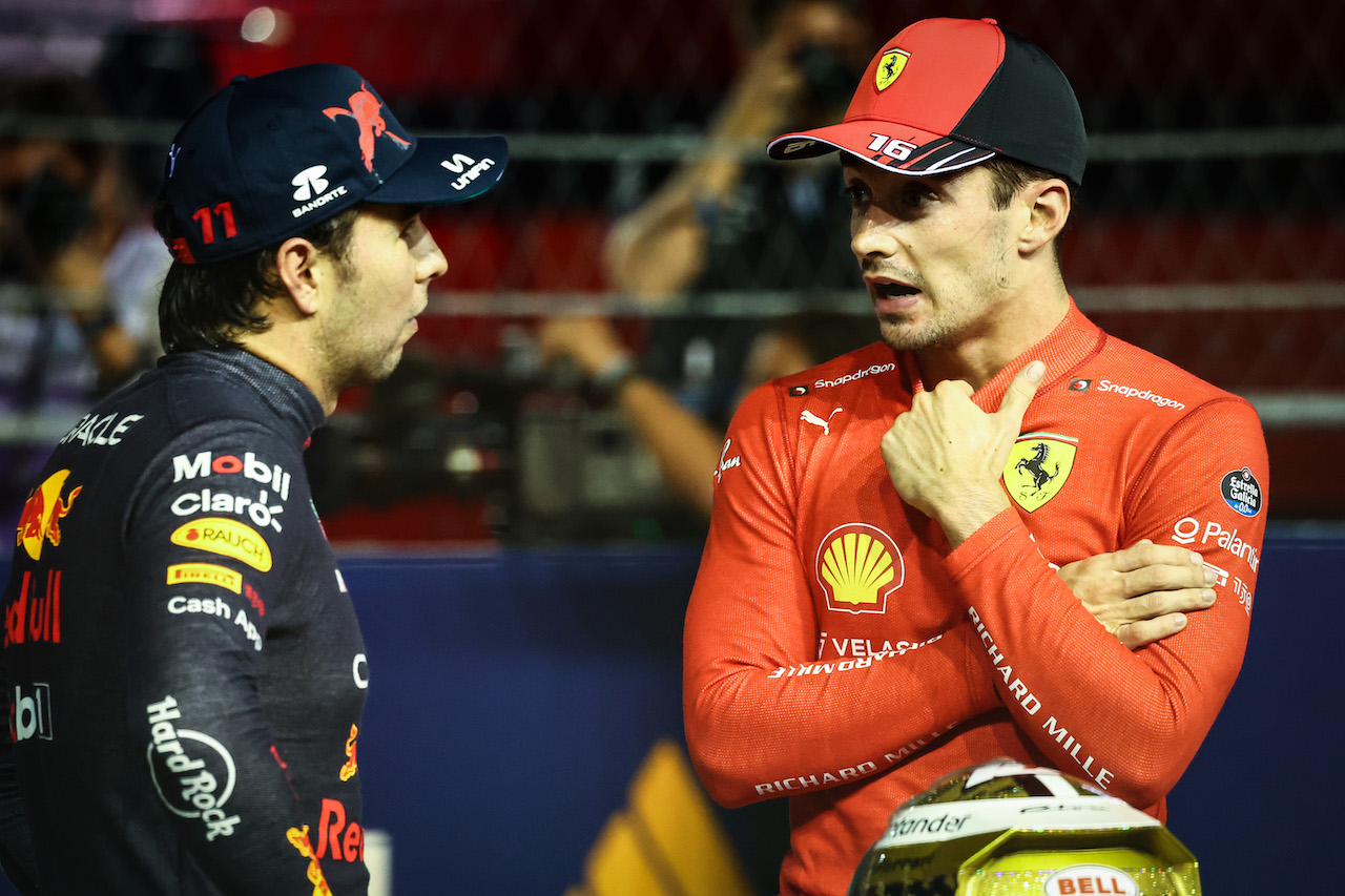 GP SINGAPORE, Sergio Perez (MEX), Red Bull Racing e Charles Leclerc (FRA), Ferrari 
01.10.2022. Formula 1 World Championship, Rd 17, Singapore Grand Prix, Marina Bay Street Circuit, Singapore, Qualifiche Day.
- www.xpbimages.com, EMail: requests@xpbimages.com ¬© Copyright: Charniaux / XPB Images