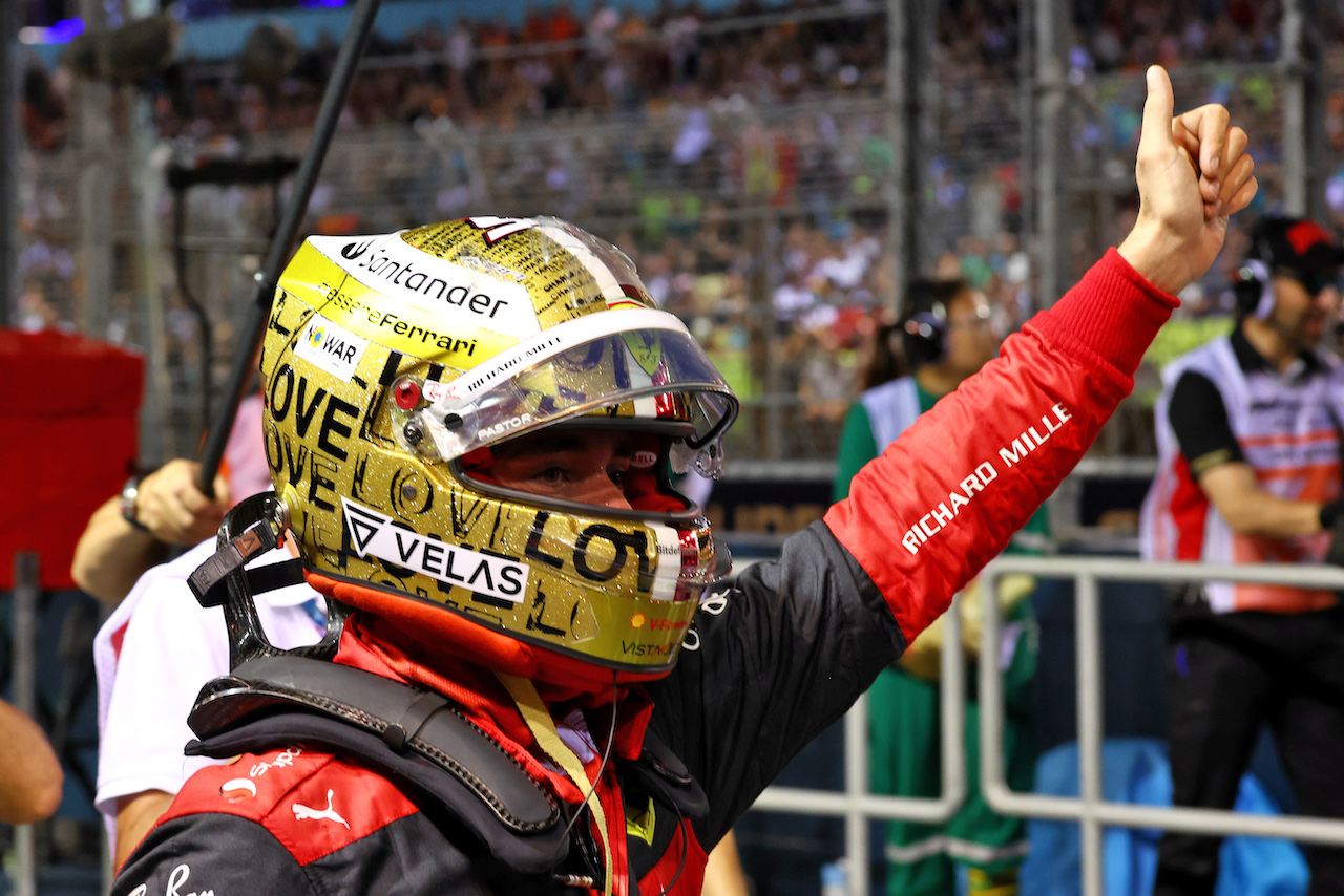 GP SINGAPORE, Charles Leclerc (MON) Ferrari celebrates his pole position in qualifying parc ferme.
01.10.2022. Formula 1 World Championship, Rd 17, Singapore Grand Prix, Marina Bay Street Circuit, Singapore, Qualifiche Day.
 - www.xpbimages.com, EMail: requests@xpbimages.com © Copyright: Coates / XPB Images