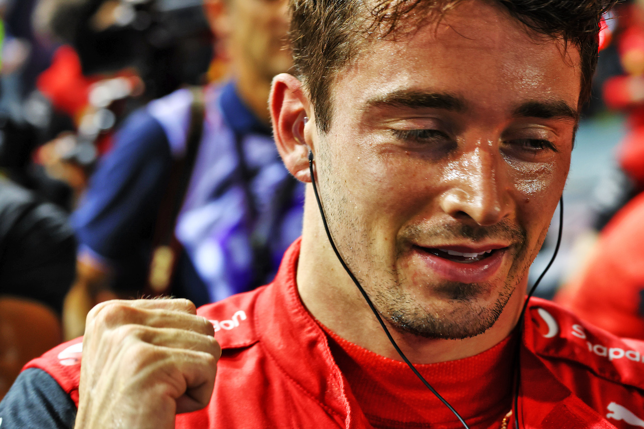 GP SINGAPORE, Charles Leclerc (MON) Ferrari celebrates his pole position in qualifying parc ferme.
01.10.2022. Formula 1 World Championship, Rd 17, Singapore Grand Prix, Marina Bay Street Circuit, Singapore, Qualifiche Day.
 - www.xpbimages.com, EMail: requests@xpbimages.com © Copyright: Coates / XPB Images