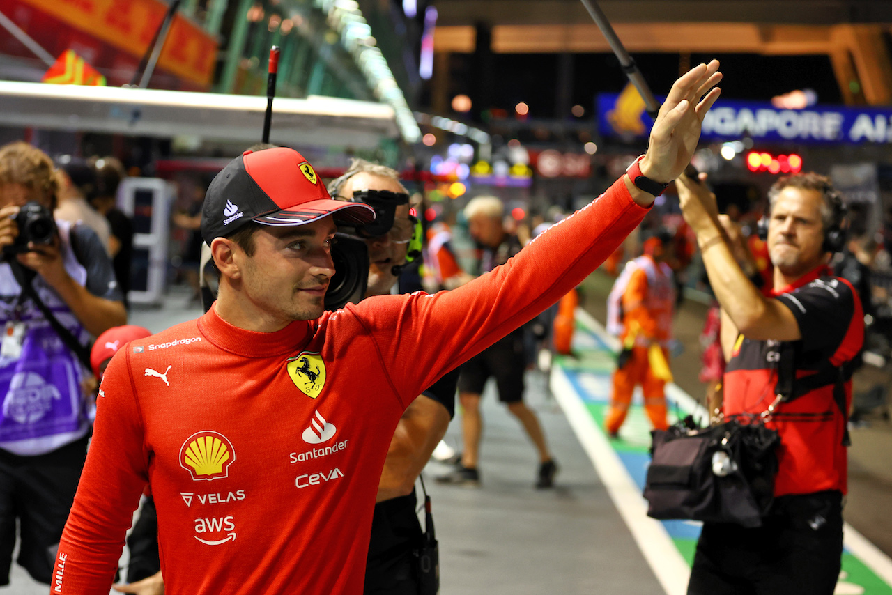 GP SINGAPORE, Charles Leclerc (MON) Ferrari celebrates his pole position in qualifying parc ferme.
01.10.2022. Formula 1 World Championship, Rd 17, Singapore Grand Prix, Marina Bay Street Circuit, Singapore, Qualifiche Day.
 - www.xpbimages.com, EMail: requests@xpbimages.com © Copyright: Coates / XPB Images