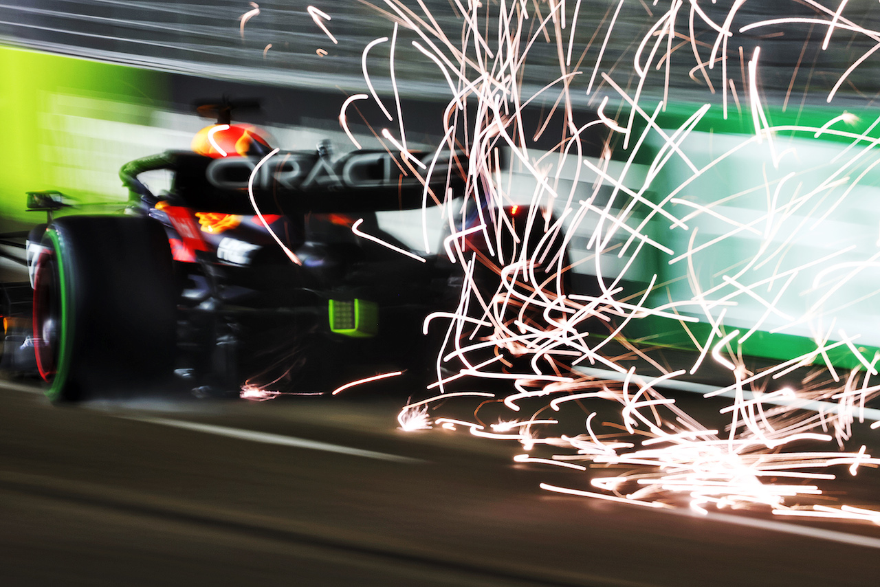GP SINGAPORE, Max Verstappen (NLD) Red Bull Racing RB18 sends sparks flying.
01.10.2022. Formula 1 World Championship, Rd 17, Singapore Grand Prix, Marina Bay Street Circuit, Singapore, Qualifiche Day.
 - www.xpbimages.com, EMail: requests@xpbimages.com © Copyright: Coates / XPB Images