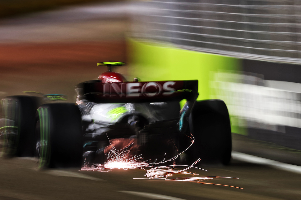 GP SINGAPORE, Lewis Hamilton (GBR) Mercedes AMG F1 W13 sends sparks flying.
01.10.2022. Formula 1 World Championship, Rd 17, Singapore Grand Prix, Marina Bay Street Circuit, Singapore, Qualifiche Day.
 - www.xpbimages.com, EMail: requests@xpbimages.com © Copyright: Coates / XPB Images