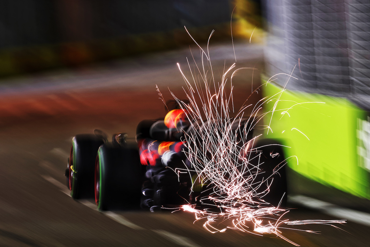 GP SINGAPORE, Max Verstappen (NLD) Red Bull Racing RB18 sends sparks flying.
01.10.2022. Formula 1 World Championship, Rd 17, Singapore Grand Prix, Marina Bay Street Circuit, Singapore, Qualifiche Day.
 - www.xpbimages.com, EMail: requests@xpbimages.com © Copyright: Coates / XPB Images