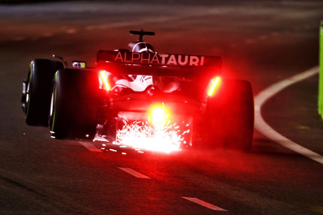 GP SINGAPORE, Pierre Gasly (FRA) AlphaTauri AT03 sends sparks flying.
01.10.2022. Formula 1 World Championship, Rd 17, Singapore Grand Prix, Marina Bay Street Circuit, Singapore, Qualifiche Day.
 - www.xpbimages.com, EMail: requests@xpbimages.com © Copyright: Coates / XPB Images