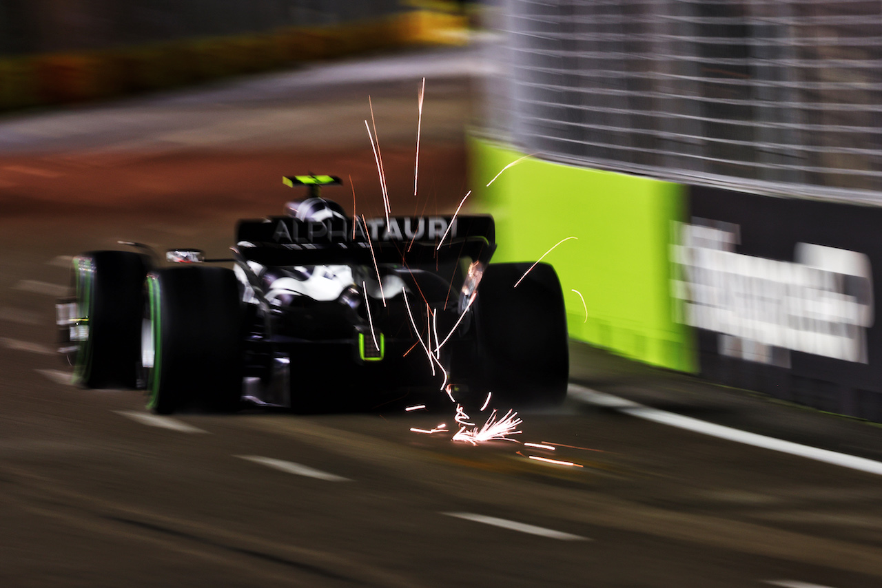 GP SINGAPORE, Yuki Tsunoda (JPN) AlphaTauri AT03 sends sparks flying.
01.10.2022. Formula 1 World Championship, Rd 17, Singapore Grand Prix, Marina Bay Street Circuit, Singapore, Qualifiche Day.
 - www.xpbimages.com, EMail: requests@xpbimages.com © Copyright: Coates / XPB Images