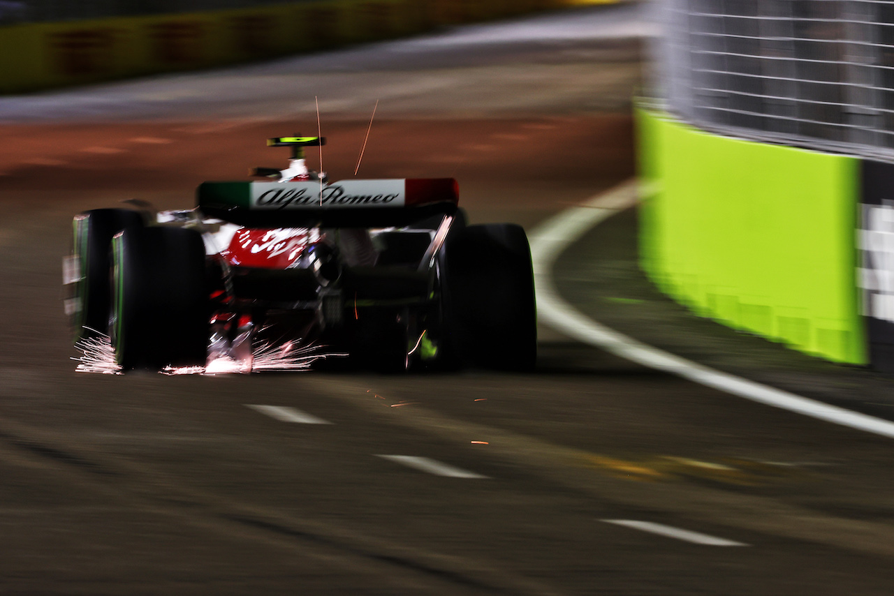 GP SINGAPORE, Guanyu Zhou (CHN) Alfa Romeo F1 Team C42 sends sparks flying.
01.10.2022. Formula 1 World Championship, Rd 17, Singapore Grand Prix, Marina Bay Street Circuit, Singapore, Qualifiche Day.
 - www.xpbimages.com, EMail: requests@xpbimages.com © Copyright: Coates / XPB Images