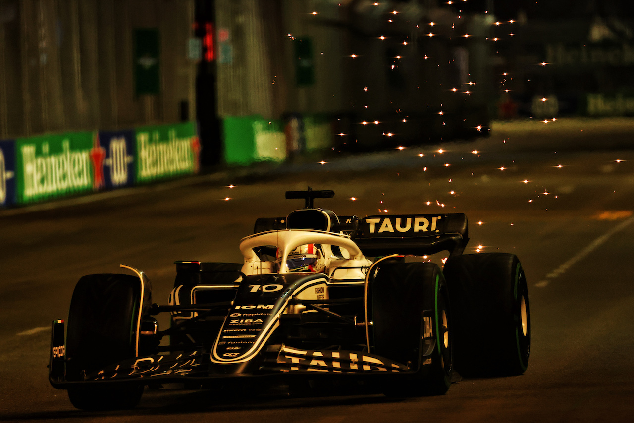 GP SINGAPORE, Pierre Gasly (FRA) AlphaTauri AT03 sends sparks flying.
01.10.2022. Formula 1 World Championship, Rd 17, Singapore Grand Prix, Marina Bay Street Circuit, Singapore, Qualifiche Day.
 - www.xpbimages.com, EMail: requests@xpbimages.com © Copyright: Coates / XPB Images